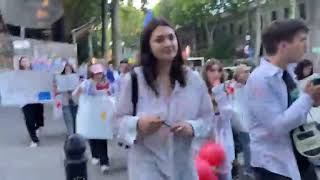 В Тбилиси прошел «Марш белых рубашек» - выпускники школ выступили против закона об иноагентах