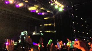 Avicii is playing Avicii - I Could Be the One @ Ultra Music Festival Korea 2013.06.15