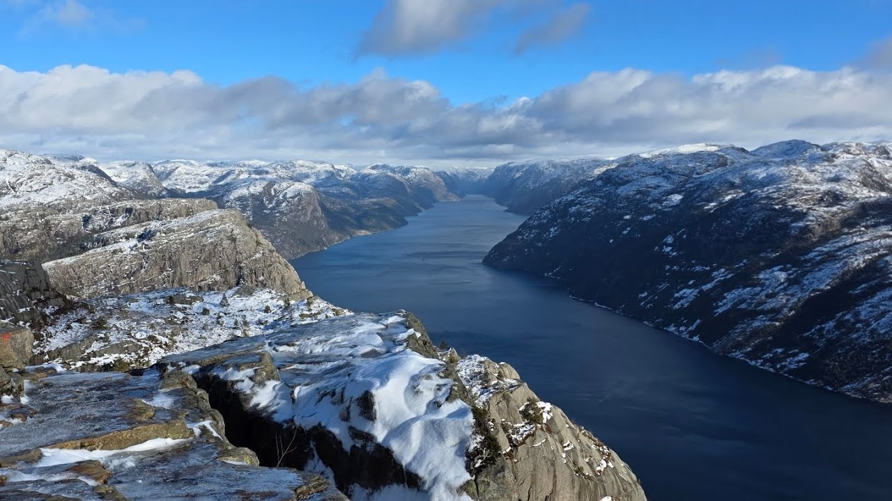 Walking Preikestolen 