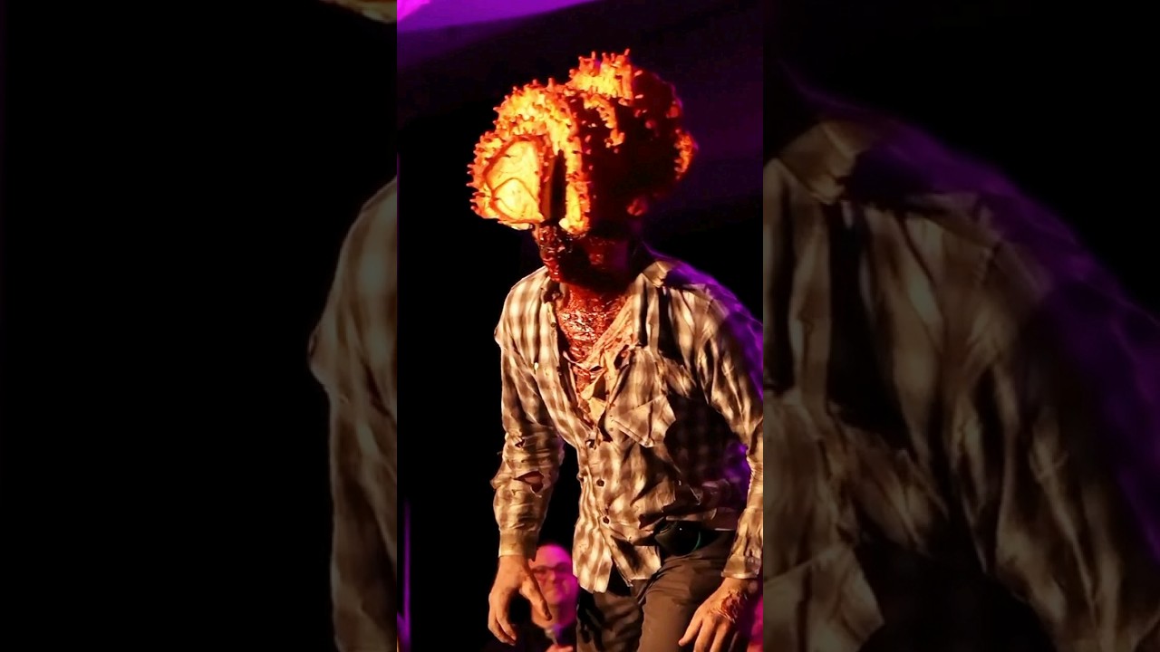 Joel and The Clicker from The Last of Us Cosplays at Spooky Empire #thelastofus #cosplay