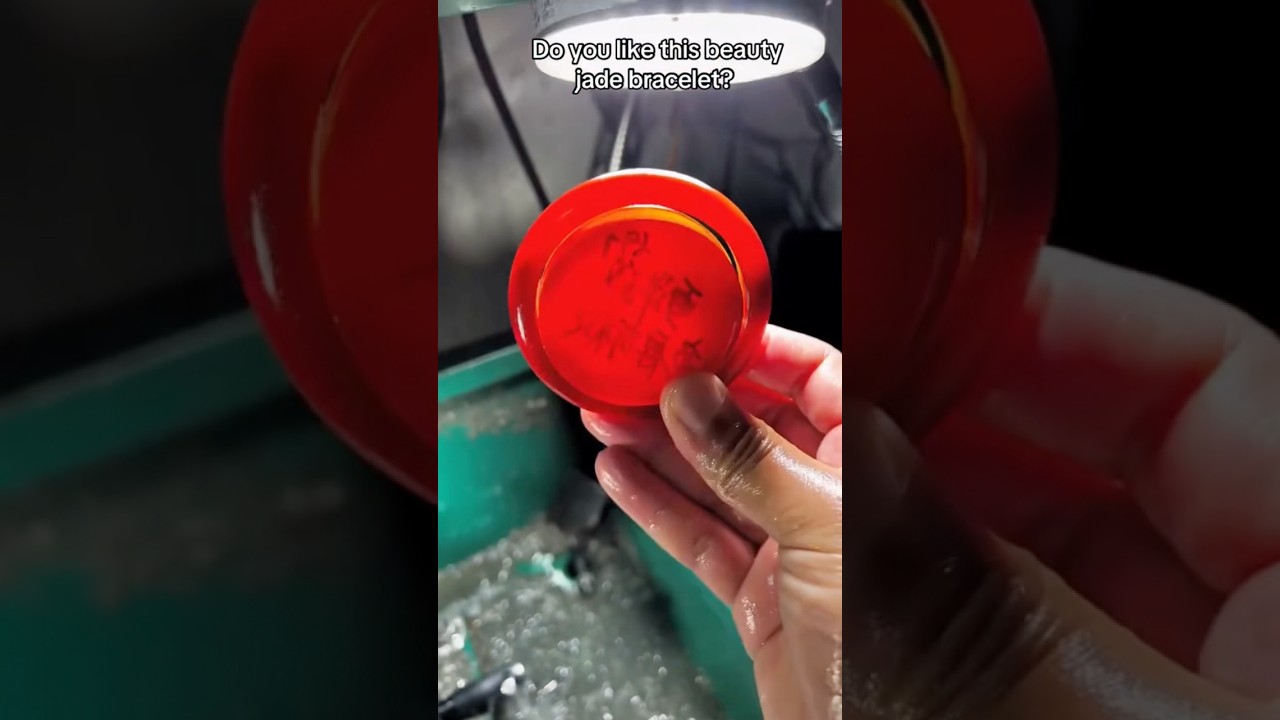 Cutting, carving and polishing jade bracelets 