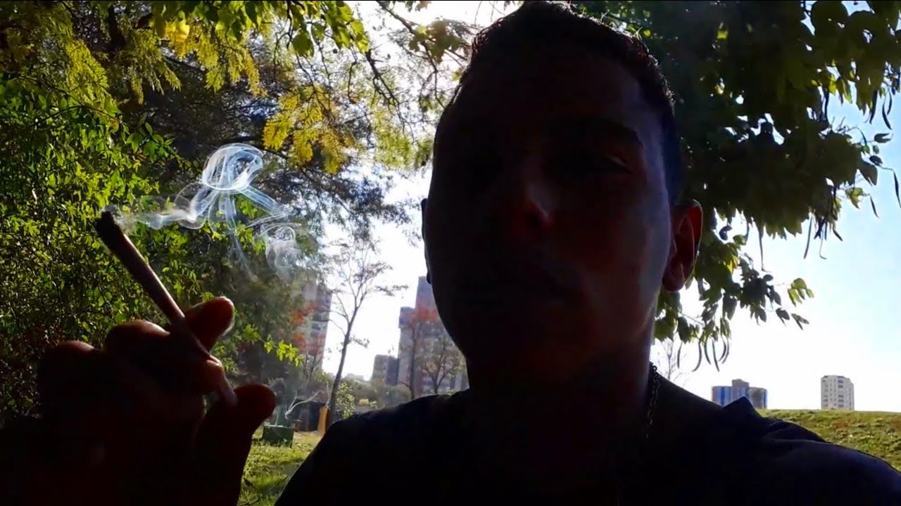 FUMANDO UM NO PARQUE