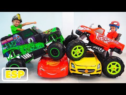 Vlad y Nikita montan en un camión monstruo de juguete y atraviesan los autos para niños