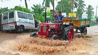 Tractor video : Driving tractor in heavy rain