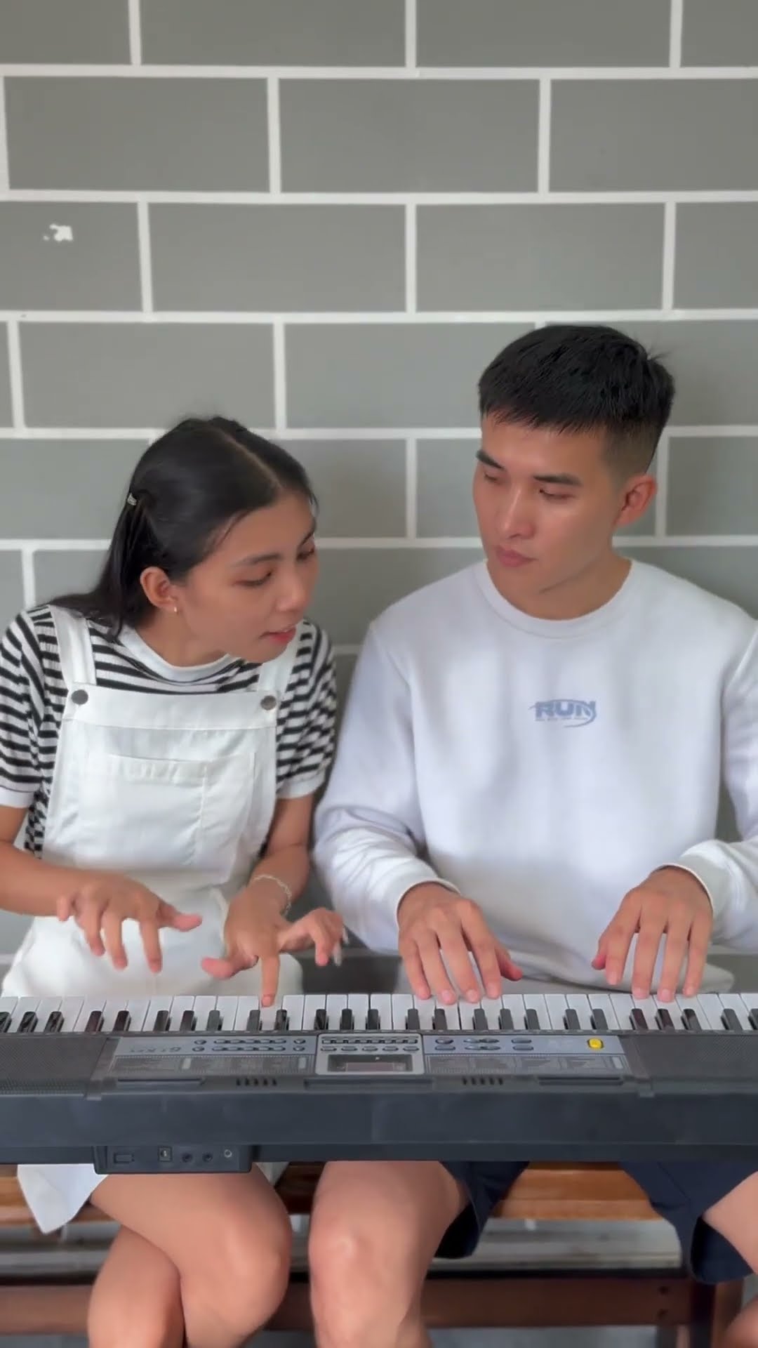 LNS - Anh trai dạy em gái đánh đàn piano || Teaching my sister to play the piano #shorts