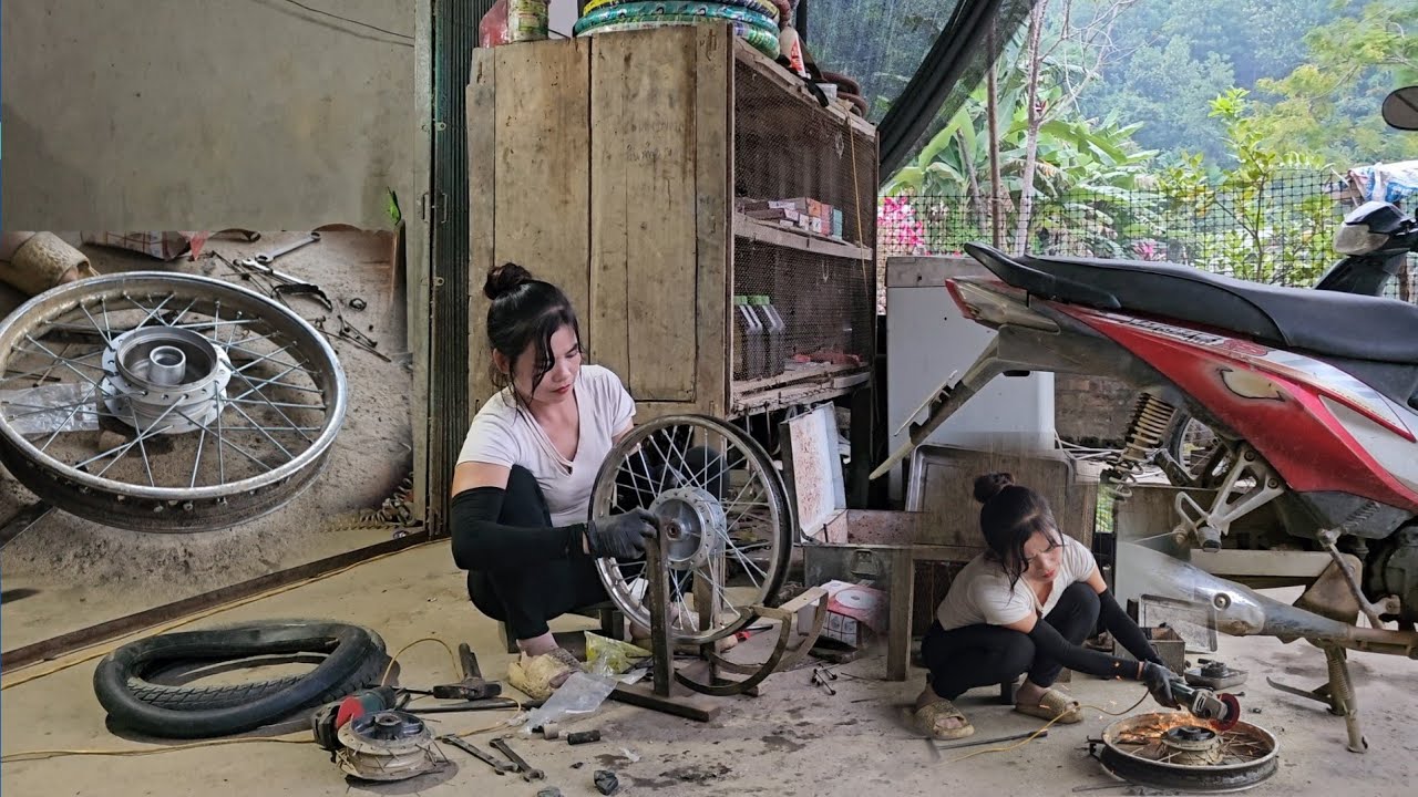 Момент, когда девушка красиво регулирует рисунок спиц и заменяет ступицу мотоцикла