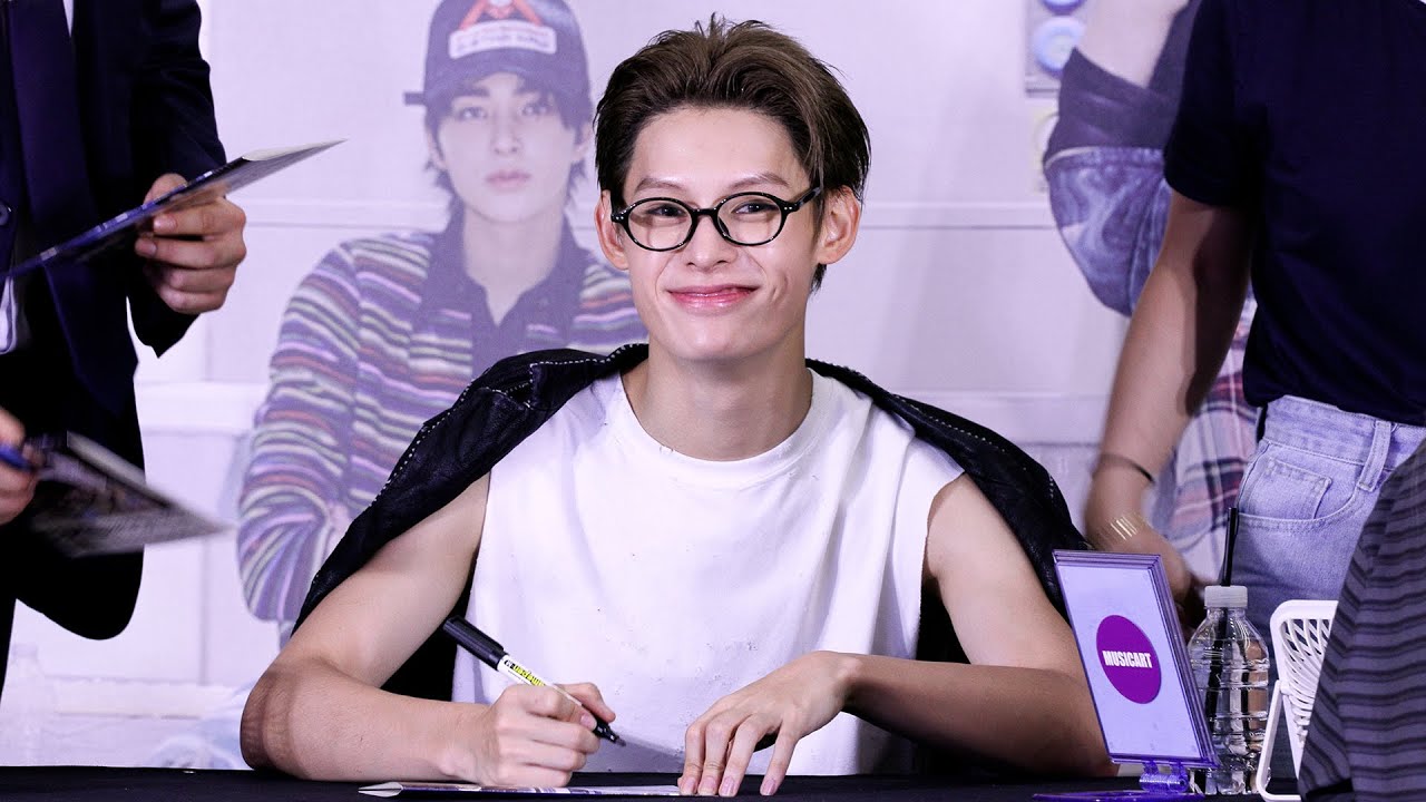 코르티스(CROTIS) JAMES's Fansign 사인중인 '제임스' 직캠 | 공개 팬사인회 • 250913