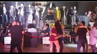 La Chica En Mini Vestido En Reventon De Fin De Año Y Girl With Short Dress