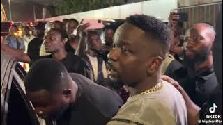 Sarkodie caught busy looking for his wife Tracy during paparazzi