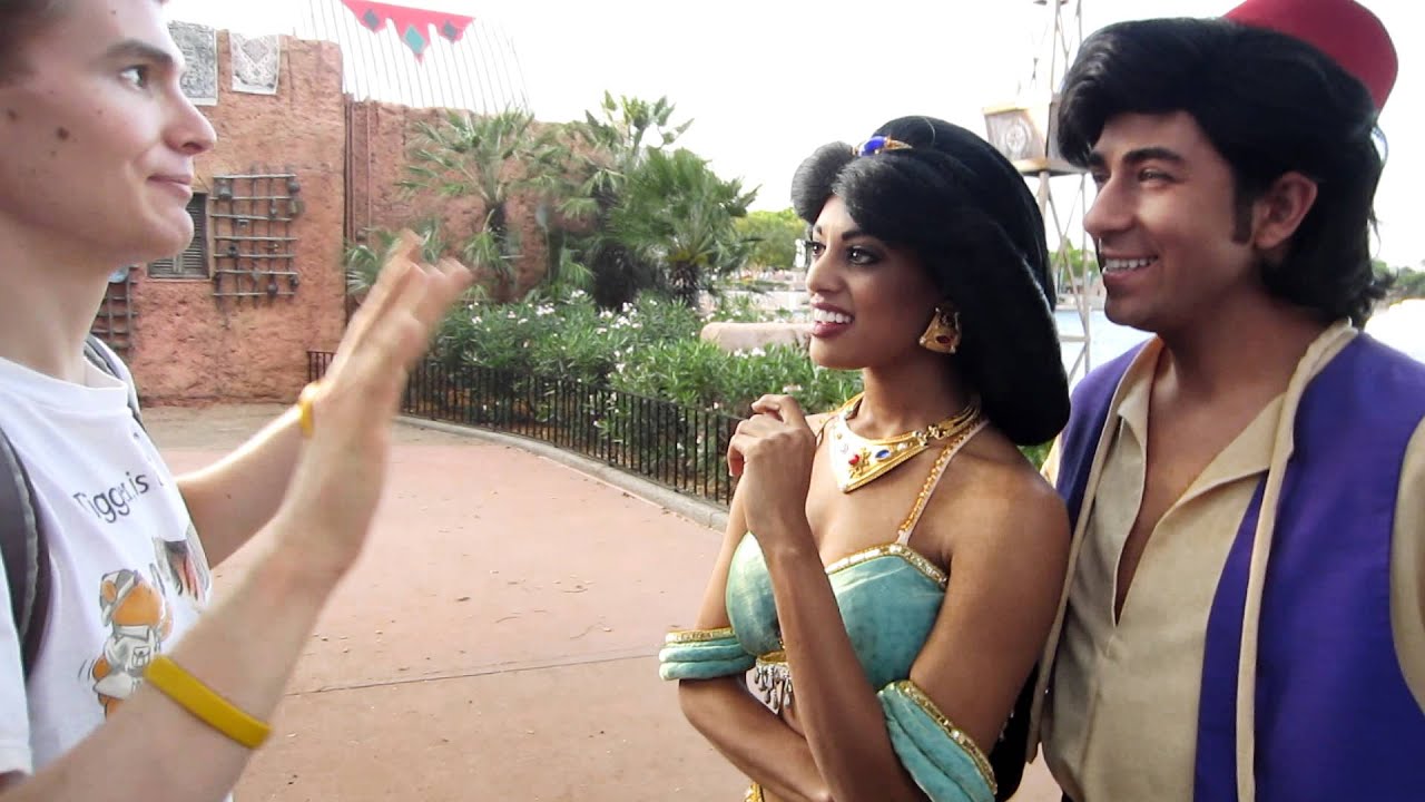 Томми Де Брисей встречает Жасмин и Алладина в Epcot