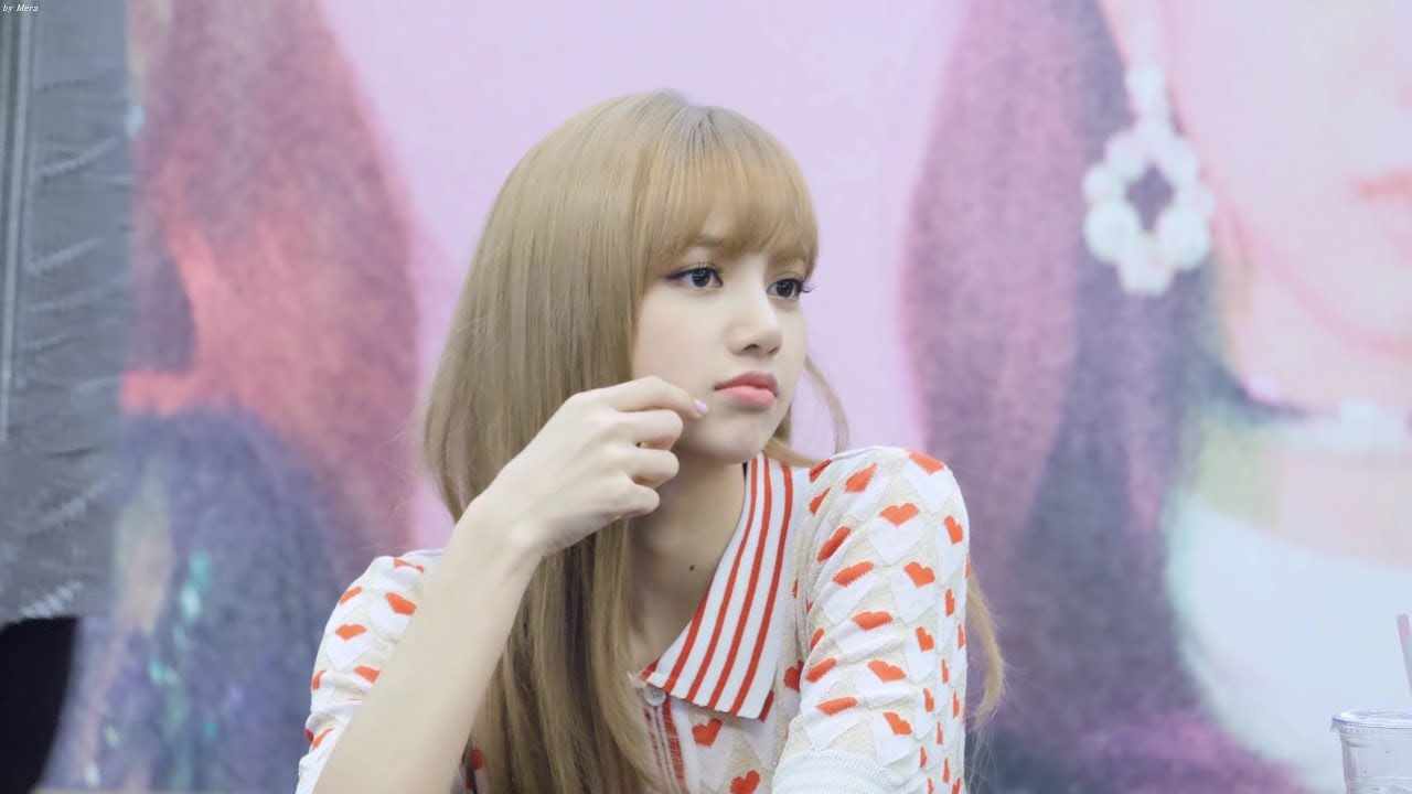 180624 블랙핑크 (BLACKPINK) 팬들에게 인사해주는 [리사] LISA 4K 직캠 Fancam (분당 팬사인회) by Mera