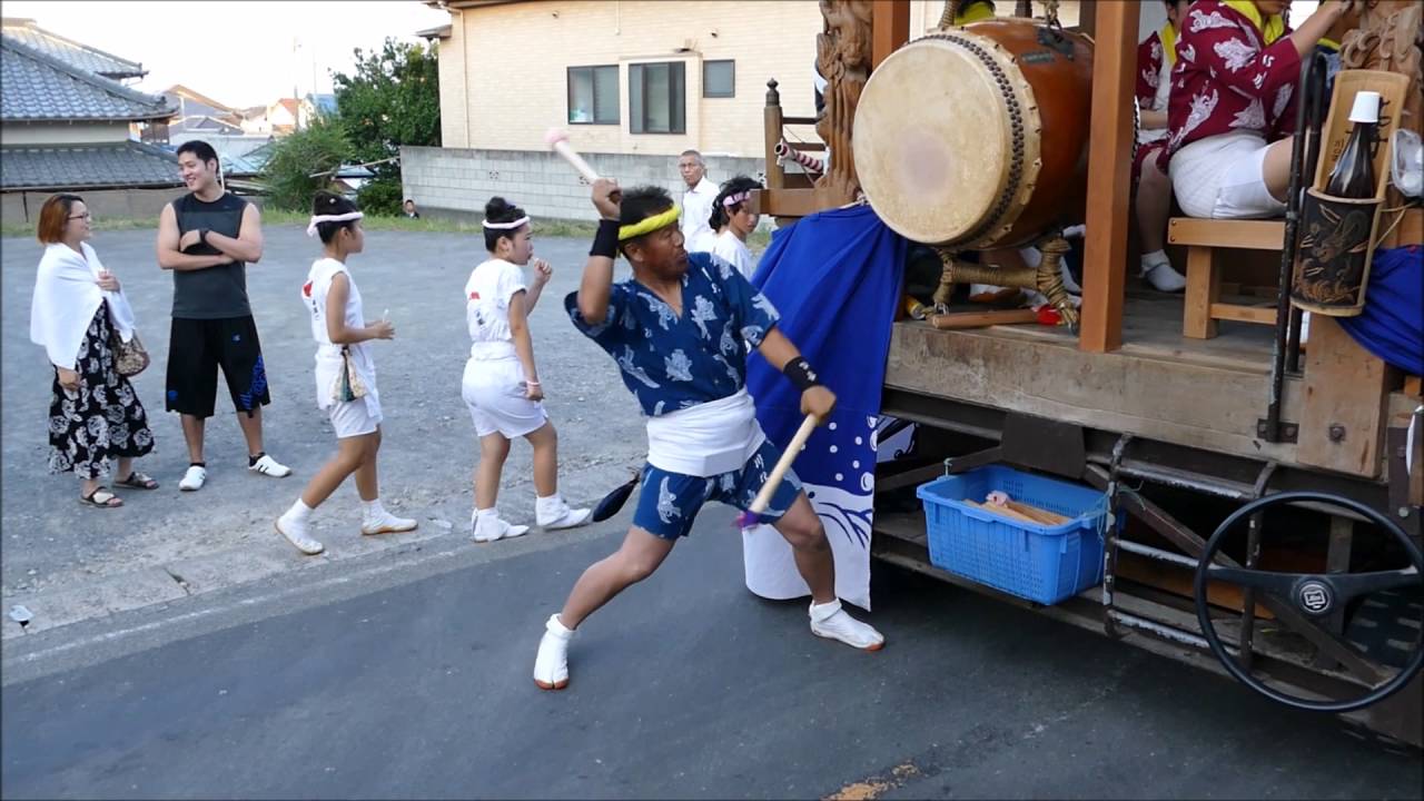 2384千倉祭礼・川口の花車でベテランの大太鼓を披露。相当な腕前です。H28ckr32b