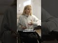 Abril, la influencer que hace dominadas en silla de ruedas, estudia finanzas y evita la lástima