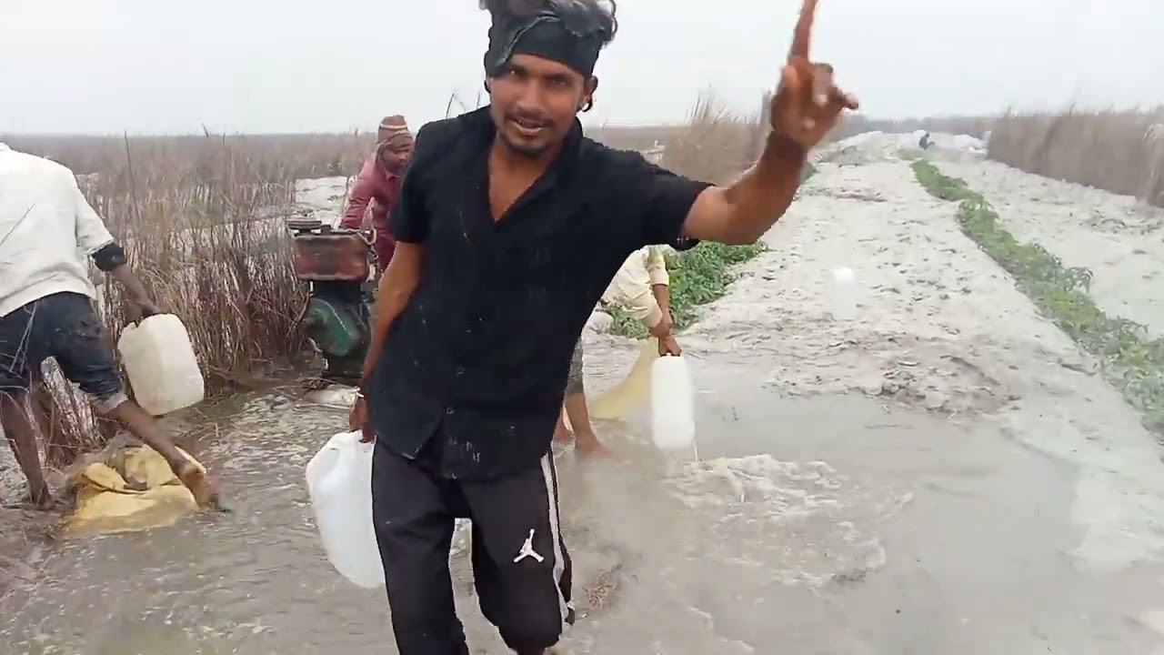 किसान पीने के लिए पानी निकला वाटर पंप द्वारा 