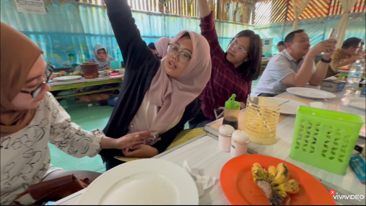 Pesan Makanan di RM Pindang Kurnia Palembang Seperti Jawab Quiz