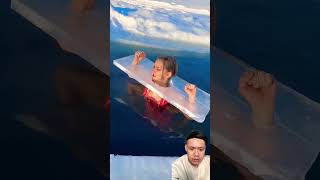 Cewek terkurung di es⁉️