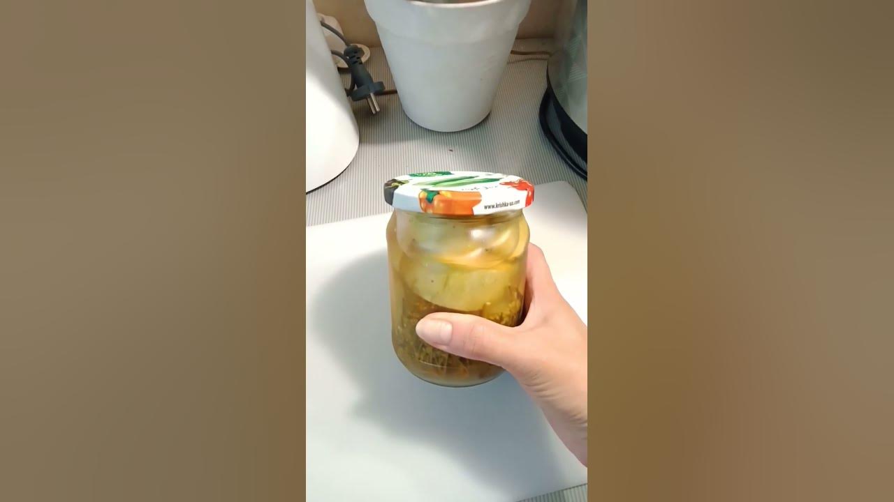 Чтобы банка не лопнула от кипятка. Яблочный компот помутнел но банка не взорвалась. Взорвалась банка с компотом. Что делать если лопнула банка. Лопунла банка на балконе с огурцами зимой.