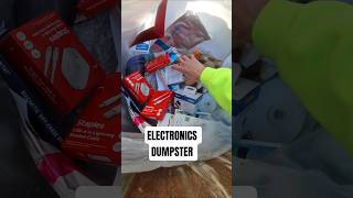 Dumpster diving at the electronics store!! #dumpsterdiving #apple #free