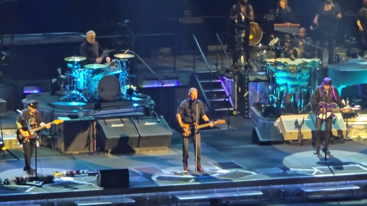 Bruce talks directly to Minnesota & E. Street Band debuts “Streets of Minneapolis” first time live!