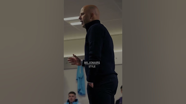 Arne Slot geeft speech na de overwinning op aartsrivaal Ajax