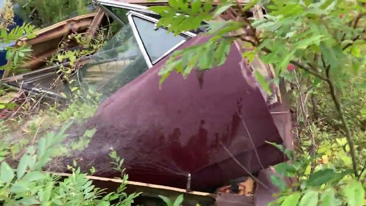 We look at some old Mopars in a Virginia junk yard. - YouTube