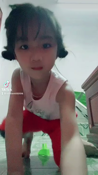 Cherry bắt chước con gái mặc váy đẹp hơn mặc quần siêu đáng yêu