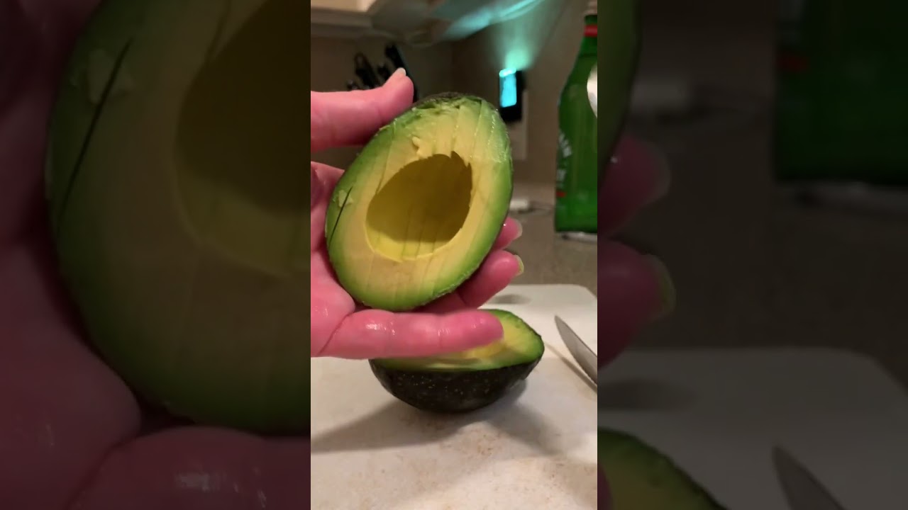 How to Slice an Avocado for a Wrap or Sandwich 🥑 #avocado #howto