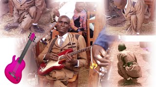 Umugabo amugaye akaba afise ingabire yo gucuraranga gitari - A guitar-player paralytic man