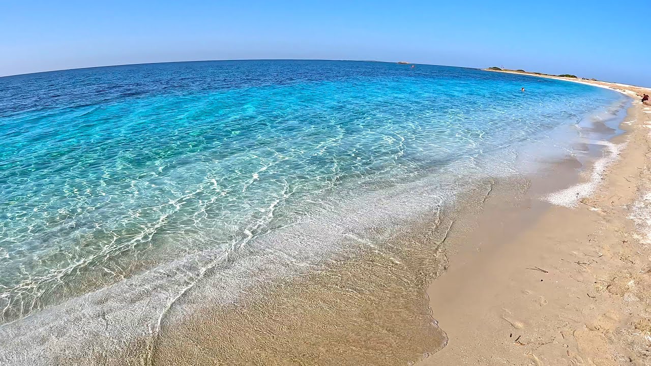 La sabbia quarzosa e l 'azzurro dell' acqua spiaggia di Mari Ermi Sinis