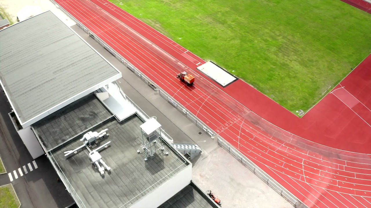 Aqua Clean intervient pour le nettoyage d'une piste d'athlétisme