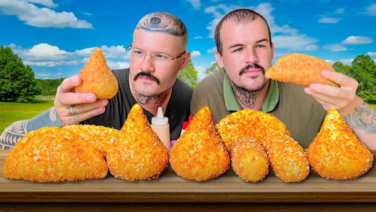 COMENDO SALGADOS EM GERAL (COXINHA, RISOLES, SALSICHÃO) COM MOLHO CASEIRO.