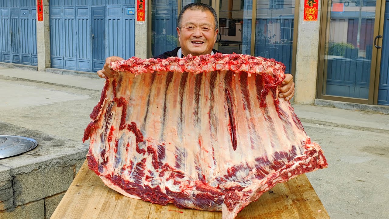 1330買整扇43斤牛排，鐵鍋炖上4小時，農村12人吃肉喝酒真過瘾