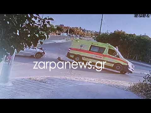 Η στιγμή που τουμπάρει το ασθενοφόρο του ΕΚΑΒ σε τροχαίο με επιβατικό αυτοκίνητο στα Χανιά