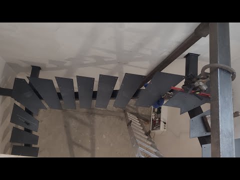 Single-string staircase with spiral steps