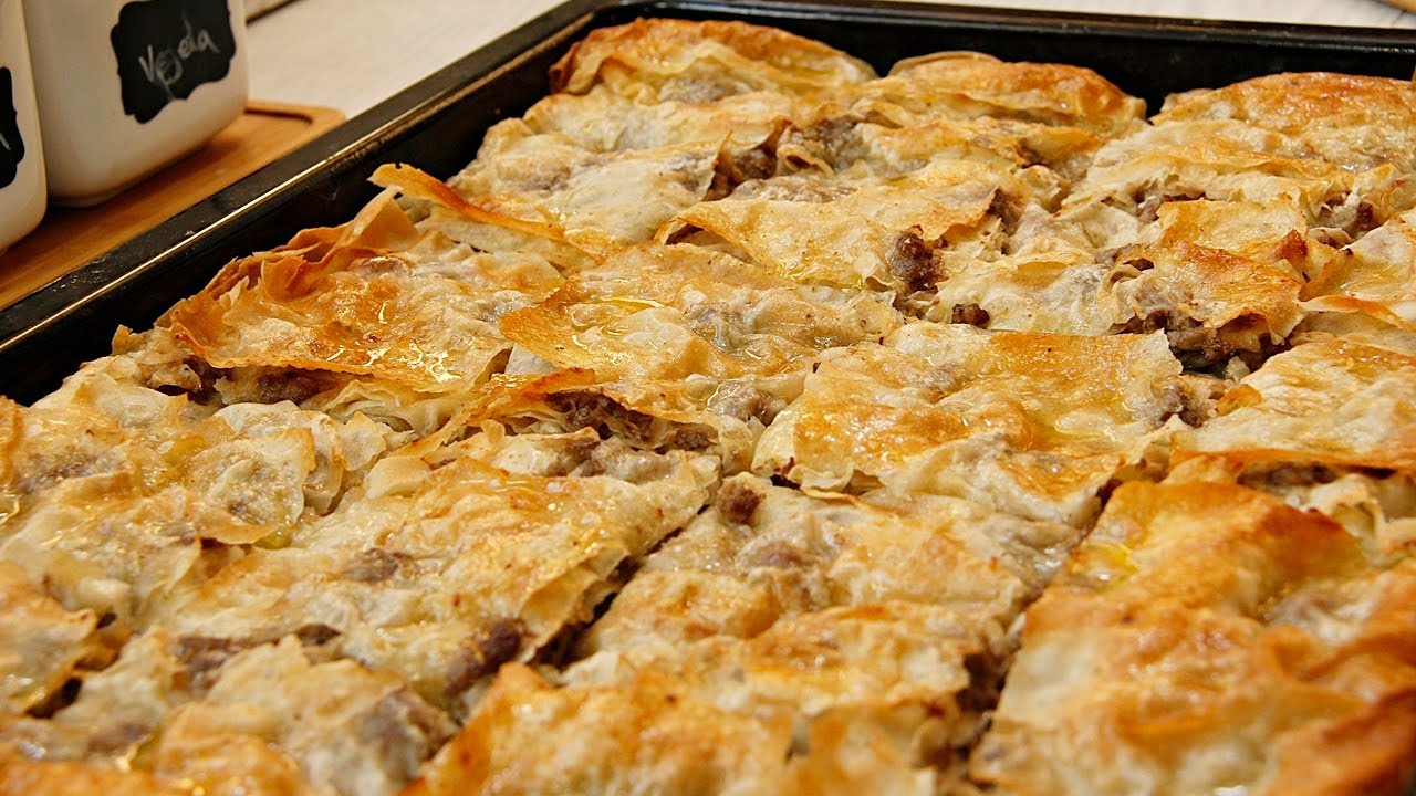 BUREK SA GOTOVIM KORAMA - Slagana pita sa mesom.