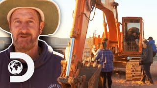 The Blacklighters Haggle To Get A $150k Excavator for $12,000 | Outback Opal Hunters