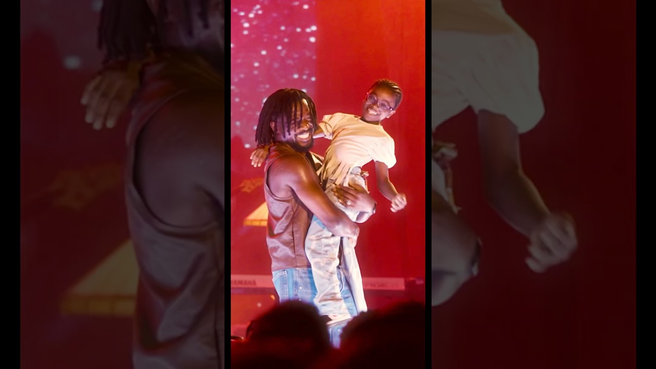 Regardez Remember Amelia from last year? #JohnnysRoomLive sur YouTube Regardez Remember Amelia from last year? #JohnnysRoomLive sur YouTube