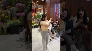 这人居然在大街上换衣服 #搞笑 #happy婚 #funny #搞笑 #happy婚 #高能段子手