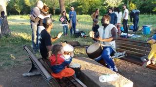 Bimba percussionista al parco degli acquedotti