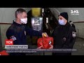 Новини України: у столичному метро поліцейський врятував чоловіка, якому стало зле