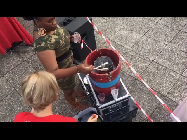 Ambiance Kizomba Quais de Seine avec DJ Tecas, DJ TJ et l'équipe Kizomba.fr dans le cadre du festival Danse en Seine.

P