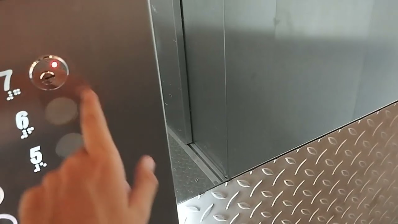 Ascensores con voz diferente cada uno del Parking del Corte Inglés de Vigo