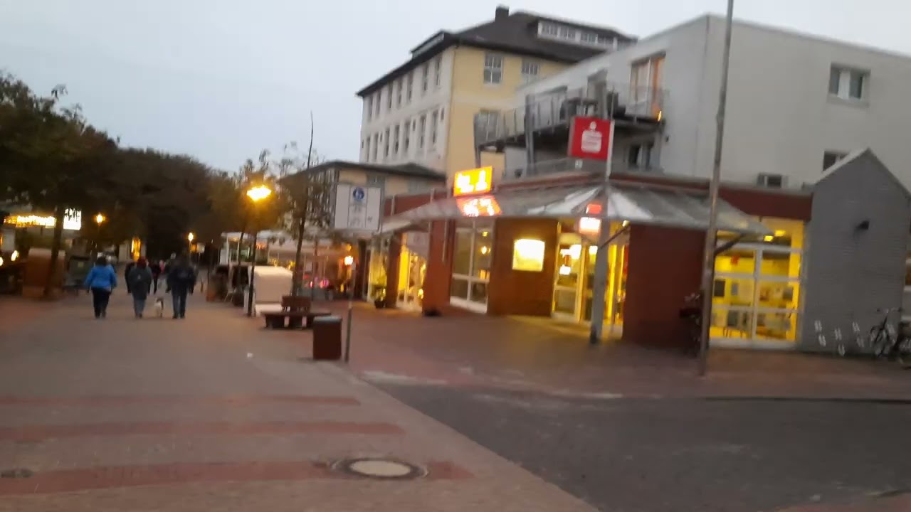 Spaziergang in Wangerooge durch das Zentrum am Abend