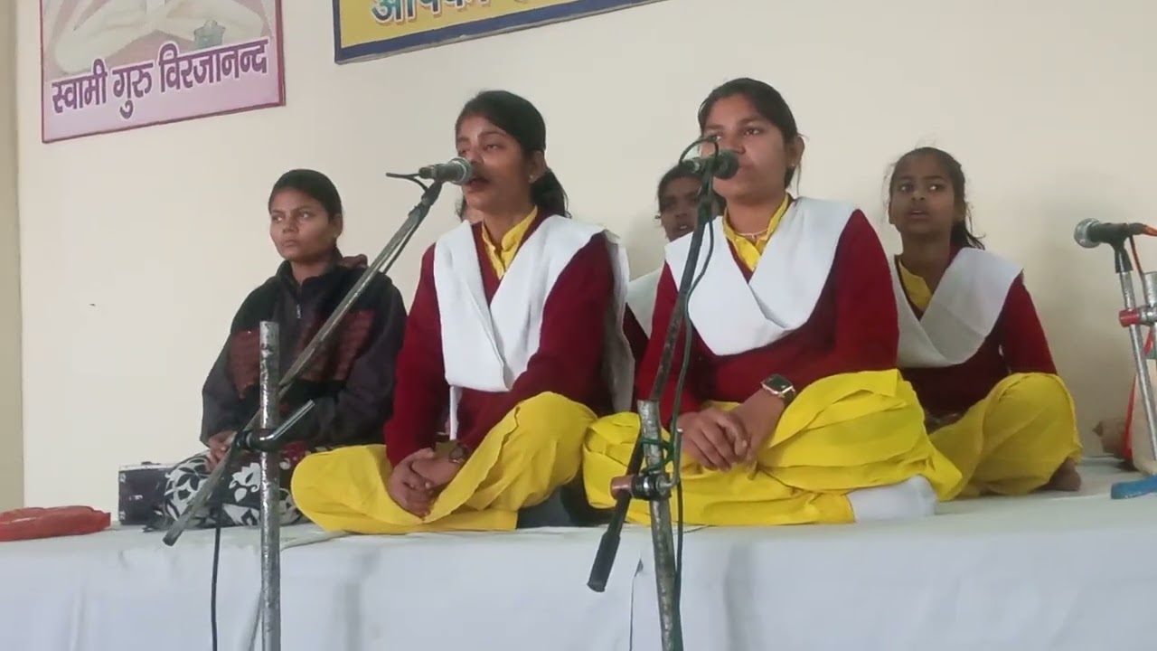 आर्य समाज गंगानगर मंदिर में 27 वा वार्षिकोत्सव मनाते हुए।भजन प्रस्तुत करते हुए गुरुकुल नवल की कन्या।