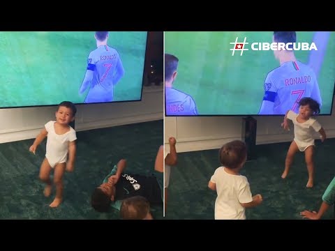 Video: Fiica Lui Cristiano Ronaldo Spunând Papa