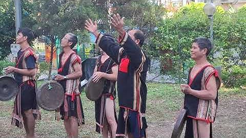 Lễ hoàn thành lợp mái nhà Rông người Ba Na