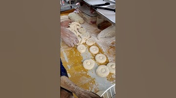 Thumbnail of MENCETAK KUE DONAT SEKALIGUS BANYAK ALA KAKI LIMA