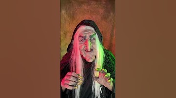 Mirror mirror on the wall, who is the prettiest of them all? 🍎 #disney #snowwhite #makeupartist