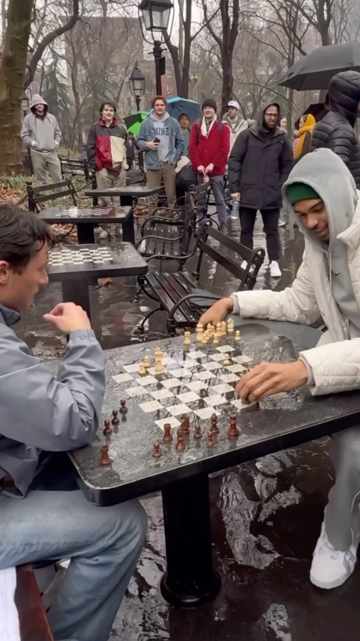 Wemby pulled up to play chess with people in the park in NYC! ♟️?