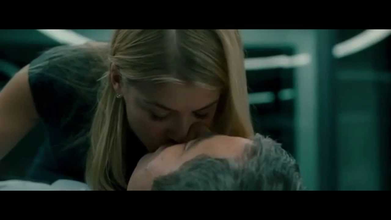 Rosamund Pike kissed Rowan Atkinson( Johny English). 